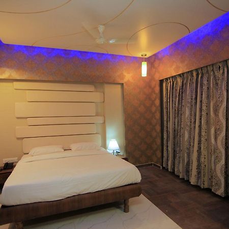 Hotel Sai Dharam Palace Shirdi Buitenkant foto