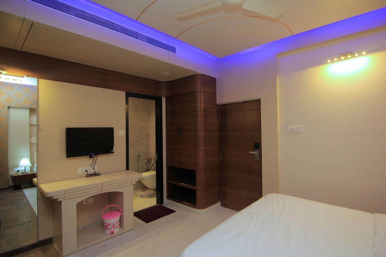 Hotel Sai Dharam Palace Shirdi Buitenkant foto