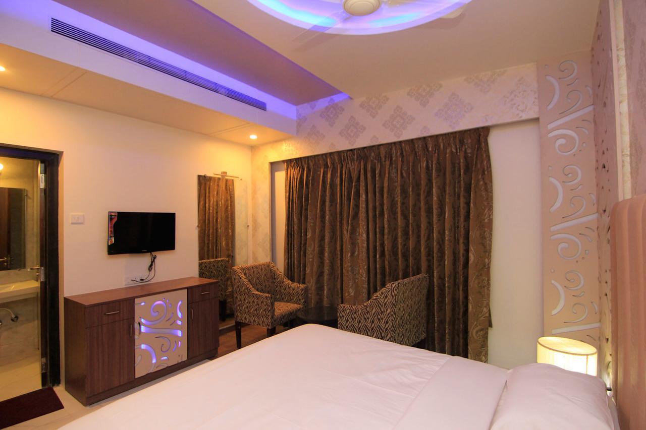Hotel Sai Dharam Palace Shirdi Buitenkant foto