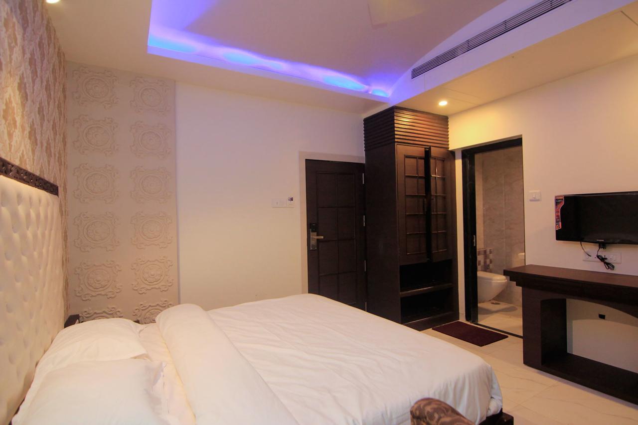 Hotel Sai Dharam Palace Shirdi Buitenkant foto