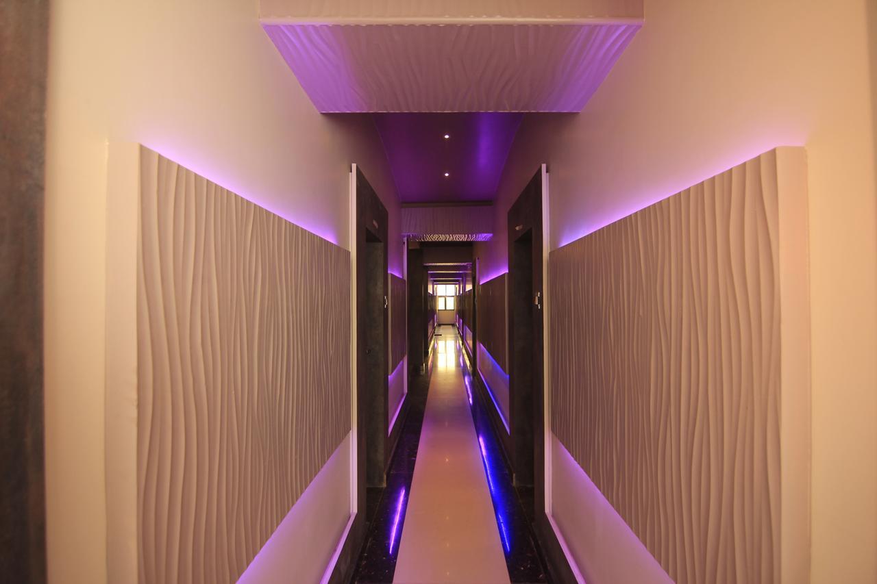 Hotel Sai Dharam Palace Shirdi Buitenkant foto