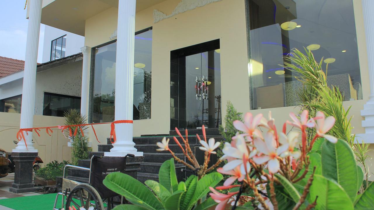 Hotel Sai Dharam Palace Shirdi Buitenkant foto