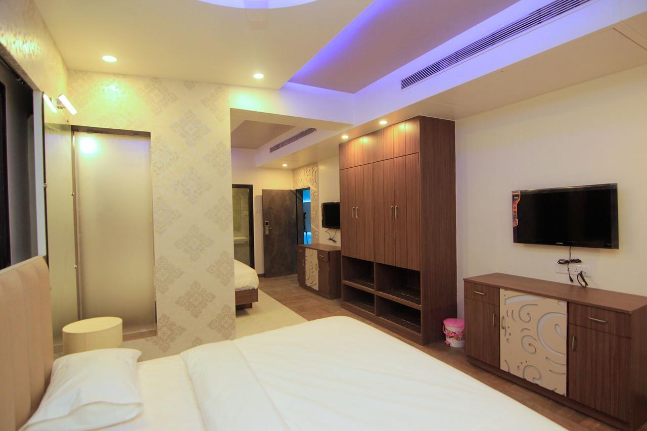 Hotel Sai Dharam Palace Shirdi Buitenkant foto