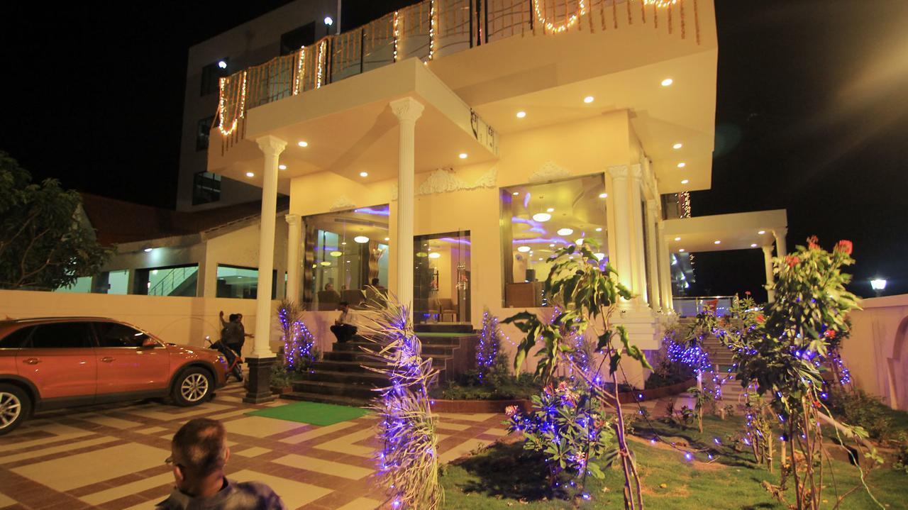 Hotel Sai Dharam Palace Shirdi Buitenkant foto