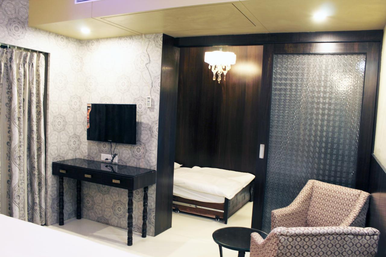 Hotel Sai Dharam Palace Shirdi Buitenkant foto
