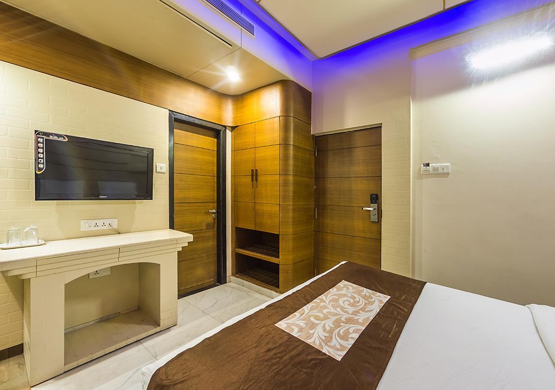 Hotel Sai Dharam Palace Shirdi Buitenkant foto