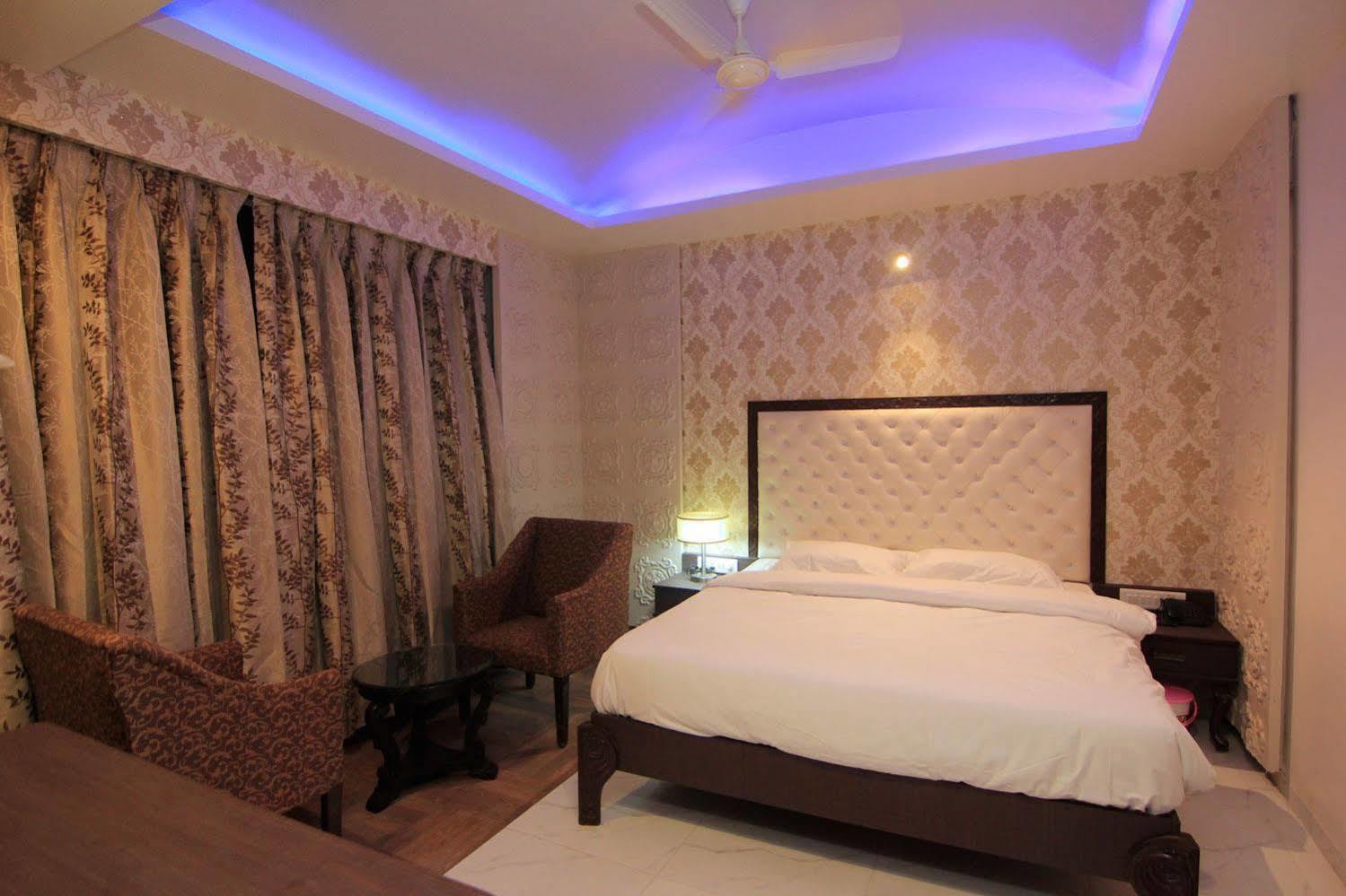 Hotel Sai Dharam Palace Shirdi Buitenkant foto